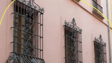 Der versteckte Grund, warum diese gekrümmten Fensterriegel in jeder Stadt existieren Der versteckte Grund, warum diese gekrümmten Fensterriegel in jeder Stadt existieren