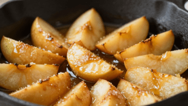 Brioche Club-Sandwich: Wie karamellisierte Äpfel und Crème d’Isigny diesen Klassiker in ein Gourmet-Dessert verwandeln Brioche Club-Sandwich: Wie karamellisierte Äpfel und Crème d’Isigny diesen Klassiker in ein Gourmet-Dessert verwandeln