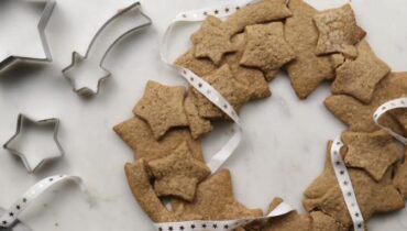 Hausgemachte Zimt-Weihnachtsplätzchen: Das traditionelle Rezept, das gleichzeitig als essbarer Baumschmuck dient Hausgemachte Zimt-Weihnachtsplätzchen: Das traditionelle Rezept, das gleichzeitig als essbarer Baumschmuck dient