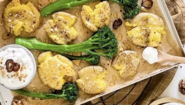 Knusprig zerdrückte Kartoffeln & Bimi mit Honig-Ziegenkäse-Sauce: Die 20-Minuten-Ofenmethode Knusprig zerdrückte Kartoffeln & Bimi mit Honig-Ziegenkäse-Sauce: Die 20-Minuten-Ofenmethode