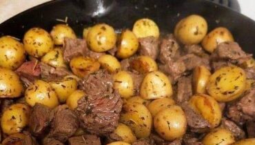 Knoblauch-Butter-Steak und Kartoffeln: Das Eintopf-Rezept, das die Abendessenvorbereitung auf 30 Minuten verkürzt Knoblauch-Butter-Steak und Kartoffeln: Das Eintopf-Rezept, das die Abendessenvorbereitung auf 30 Minuten verkürzt