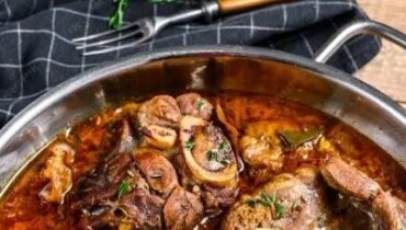 Ossobuco: Wie italienische Köche Kalbshaxe mit Wein, Tomaten und Knochenmark zu zartem Meisterwerk verwandeln Ossobuco: Wie italienische Köche Kalbshaxe mit Wein, Tomaten und Knochenmark zu zartem Meisterwerk verwandeln