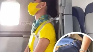 Flugbegleiter halten ihre Hände unter den Oberschenkeln während des Starts, um Verletzungen zu verhindern: die Körperrestriktions-Technik, erklärt durch Sicherheitsprotokolle Flugbegleiter halten ihre Hände unter den Oberschenkeln während des Starts, um Verletzungen zu verhindern: die Körperrestriktions-Technik, erklärt durch Sicherheitsprotokolle