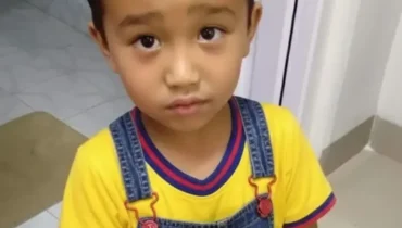 Sechsjähriger Junge bringt verletztes Küken ins Krankenhaus mit 10 Rupien zur Bezahlung der Behandlung Sechsjähriger Junge bringt verletztes Küken ins Krankenhaus mit 10 Rupien zur Bezahlung der Behandlung