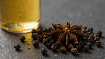 Mit schwarzem Pfeffer versetztes Öl: Wie Piperin Muskelsteifheit lindert und die Durchblutung anregt