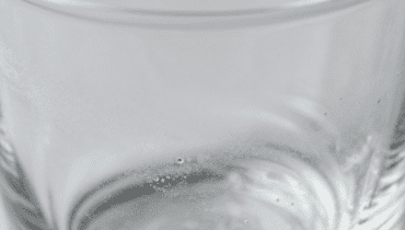 Weiße Patina auf Gläsern: Natron und zwei weitere Lösungen, um ihnen ihren vollen Glanz zurückzugeben Weiße Patina auf Gläsern: Natron und zwei weitere Lösungen, um ihnen ihren vollen Glanz zurückzugeben