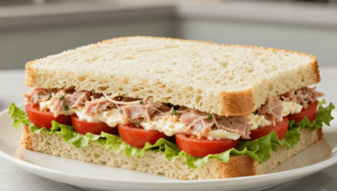 Thunfisch-Tomaten-Sandwich-Torte: Das kalte Rezept, das in 10 Minuten zubereitet ist und im Kühlschrank cremig wird Thunfisch-Tomaten-Sandwich-Torte: Das kalte Rezept, das in 10 Minuten zubereitet ist und im Kühlschrank cremig wird