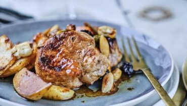 Honig-glasierter Schweinelendensteak mit getrockneten Früchten: Die Karamellisierungstechnik, die alles verändert Honig-glasierter Schweinelendensteak mit getrockneten Früchten: Die Karamellisierungstechnik, die alles verändert
