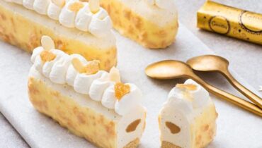 Weihnachtsprotze-Rezept: Wie Vanille-Ganache, Karamellcreme und Weiße-Schokoladen-Glasur klassische französische Financier in ein zweiseitiges festliches Dessert umwandeln Weihnachtsprotze-Rezept: Wie Vanille-Ganache, Karamellcreme und Weiße-Schokoladen-Glasur klassische französische Financier in ein zweiseitiges festliches Dessert umwandeln