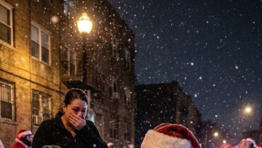 Bruderschaft der Stahl-Engel: Wie Biker-Weihnachtsmänner die Weihnacht einer kämpfenden Nachbarschaft in eine virale Tradition des Gebens verwandelten Bruderschaft der Stahl-Engel: Wie Biker-Weihnachtsmänner die Weihnacht einer kämpfenden Nachbarschaft in eine virale Tradition des Gebens verwandelten