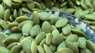 Kürbiskerne: Warum der Verzehr von mehr als 30 Gramm täglich Verdauungsprobleme und Blutdruckabfälle auslösen kann