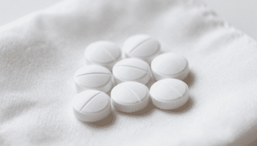 Aspirin in der Waschmaschine: Wie diese Säure Schweißflecken löst, ohne Ihre weißen Stoffe zu beschädigen