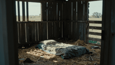 Familiäre Misshandlung: Ein Vater entdeckt, dass seine Tochter während seiner Abwesenheit in einem Schweinestall schlief – seine Frau hatte alles orchestriert, um mit ihrem Bruder wegzugehen