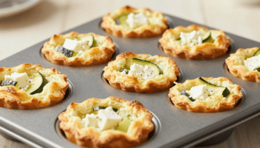 Mini-Quiches ohne Boden: Wie Zucchini und Feta eine weiche Textur ohne Teig erzeugen
