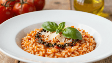 Würziges Tomatenrisotto: Die Technik der hausgemachten Brühe, die dieses italienische Gericht in 35 Minuten verwandelt