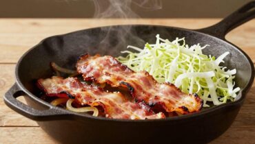 Gebratener Kohl mit Speck und Zwiebeln: das kohlenhydratarme irische Rezept, das Knusprigkeit und karamellisierte Aromen vereint