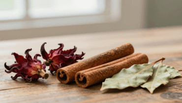 Hibiskus, Zimt und Lorbeer: Das traditionelle 15-Minuten-Rezept, das Kreislauf und Verdauung im Alltag unterstützt Hibiskus, Zimt und Lorbeer: Das traditionelle 15-Minuten-Rezept, das Kreislauf und Verdauung im Alltag unterstützt