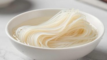 Thailändischer Thunfischsalat: Wie Mango und Reisnudeln dieses Rezept in ein frisches und ausgewogenes Gericht verwandeln Thailändischer Thunfischsalat: Wie Mango und Reisnudeln dieses Rezept in ein frisches und ausgewogenes Gericht verwandeln