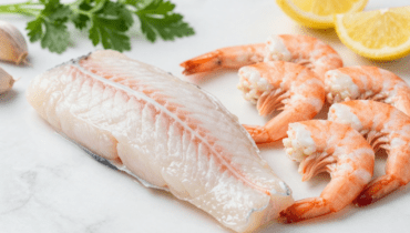 Garnelen und Kabeljau in cremiger Knoblauchsauce: Wie die Technik des Ablöschens dieses mediterrane Gericht in Restaurant-Qualität verwandelt Garnelen und Kabeljau in cremiger Knoblauchsauce: Wie die Technik des Ablöschens dieses mediterrane Gericht in Restaurant-Qualität verwandelt