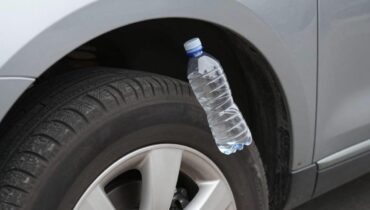 Plastikflasche am Reifen: Die neue Technik der Diebe, um Sie aus dem Auto zu locken Plastikflasche am Reifen: Die neue Technik der Diebe, um Sie aus dem Auto zu locken