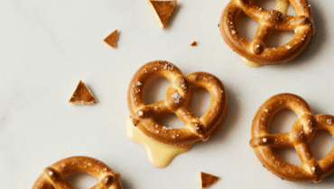 Schoko-Karamell-Riegel: Das Dreischicht-Rezept mit Brezelboden, das alles verändert Schoko-Karamell-Riegel: Das Dreischicht-Rezept mit Brezelboden, das alles verändert