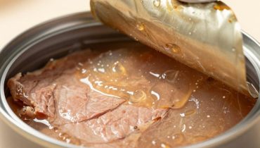 Spam-Konserven: Das transparente Gelee ist normal und hier ist der Grund, warum es das Fleisch schützt