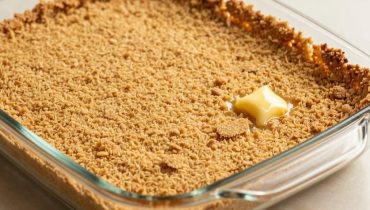 Dessert ohne Backen: Wie man ein Cherry Delight in 3 Schichten mit Frischkäse und Kirsch-Topping zubereitet