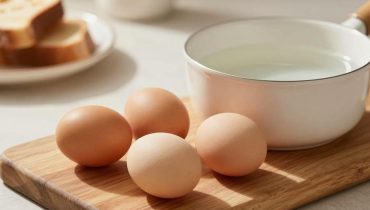 Pochierte Eier: Warum Essig und Wirbel laut dieser unfehlbaren Methode unnötig sind