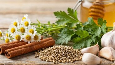 Arthritis und Durchblutung: Dieser Aufguss aus 6 natürlichen Zutaten reduziert Entzündungen und Gelenkschmerzen in 2 bis 4 Wochen