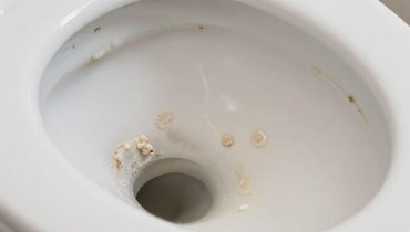Kalk in der Toilette: Rasierschaum entfernt hartnäckige Ablagerungen in Sekunden