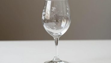 Trübe Gläser: Der Natron-Trick, um die weiße Patina in 10 Minuten zu entfernen