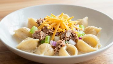 Nudelsalat: Wie Thunfisch und Cheddar das klassische Rezept in ein vollwertiges Gericht verwandeln