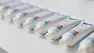 Zahnpastatuben: Die farbigen Linien geben nicht die Zusammensetzung an, sondern leiten die Fertigungsmaschinen Zahnpastatuben: Die farbigen Linien geben nicht die Zusammensetzung an, sondern leiten die Fertigungsmaschinen