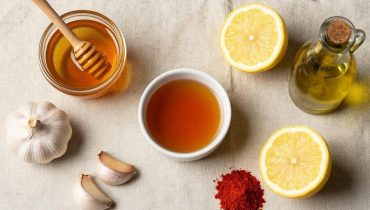 Honig-Knoblauch-Hähnchenkeulen: Das Ofenrezept fertig in weniger als einer Stunde mit Vorratszutaten