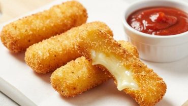 Hausgemachte Käsesticks: Warum die doppelte Panierung und das Einfrieren gegenüber Tiefkühlversionen alles verändern