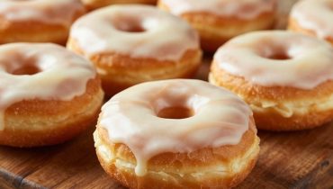 Amerikanische Sauerrahm-Donuts: das authentische Rezept mit hausgemachter Vanilleglasur Amerikanische Sauerrahm-Donuts: das authentische Rezept mit hausgemachter Vanilleglasur