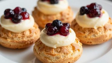 Hausgemachte Patisserie: Das Rezept für Mascarpone-Beeren-Windbeutel, das immer gelingt