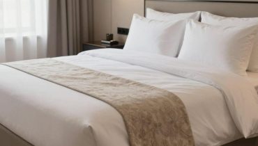 Hotels: Wofür der Stoffstreifen quer über dem Bett wirklich gut ist Hotels: Wofür der Stoffstreifen quer über dem Bett wirklich gut ist