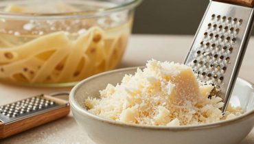 Cacio e Pepe: Das Nudelkochwasser, die geheime Zutat für eine klumpenfreie Creme Cacio e Pepe: Das Nudelkochwasser, die geheime Zutat für eine klumpenfreie Creme