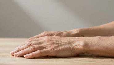 Falten und dunkle Flecken: Das Hausmittel auf Zahnpastabasis, das die Haut der Hände sichtbar verbessert Falten und dunkle Flecken: Das Hausmittel auf Zahnpastabasis, das die Haut der Hände sichtbar verbessert