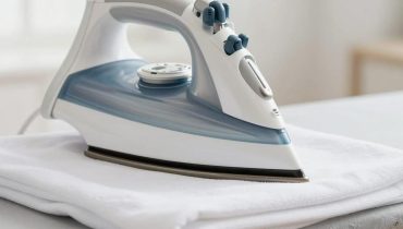 Wie Sie Ihr Bügeleisen mit Salz und Backpapier reinigen: Die verkannte Methode der Hausfrauen Wie Sie Ihr Bügeleisen mit Salz und Backpapier reinigen: Die verkannte Methode der Hausfrauen