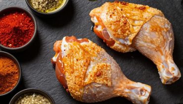 Cajun-Hähnchenschenkel aus dem Ofen: Die Technik der geräucherten Gewürze, die dieses einfache Gericht in einen garantierten Erfolg verwandelt