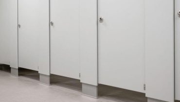Öffentliche Toiletten: Warum der Spalt unter den Türen eine Frage der lebenswichtigen Sicherheit ist