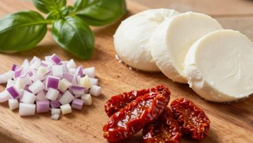 Gefülltes Hähnchen mit Tomate und Mozzarella: Die Schmetterlingsschnitt-Technik für ein zartschmelzendes Ergebnis