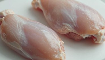 Violette Flecken auf aufgetautem Hähnchen: Muss man es wirklich wegwerfen? Violette Flecken auf aufgetautem Hähnchen: Muss man es wirklich wegwerfen?