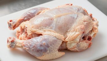 Nach dem Kochen geschwärzte Hühnerknochen: Warum es harmlos ist und wie man es erkennt