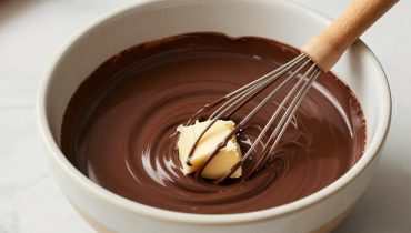 Ultra-zartschmelzende Brownies: Die Technik der warmen Schüssel, die eine perfekte glänzende Kruste garantiert Ultra-zartschmelzende Brownies: Die Technik der warmen Schüssel, die eine perfekte glänzende Kruste garantiert