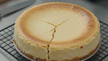 Gesalzener Karamell-Cheesecake: Die Blech-Technik, um zu verhindern, dass die Wirbel beim Backen verschwinden
