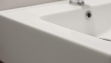 Wasserhahn: Dieses diskrete Loch unter Ihrem Waschbecken erspart Ihnen hunderte Euro an Wasserschäden
