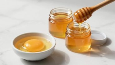 Reife Haut: Wie die Maske aus Eigelb und Vaseline über Nacht tiefenwirksam Feuchtigkeit spendet Reife Haut: Wie die Maske aus Eigelb und Vaseline über Nacht tiefenwirksam Feuchtigkeit spendet